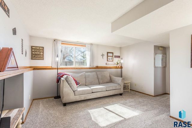 5615 W Dardanella Rd Road, Sioux Falls, SD 57106