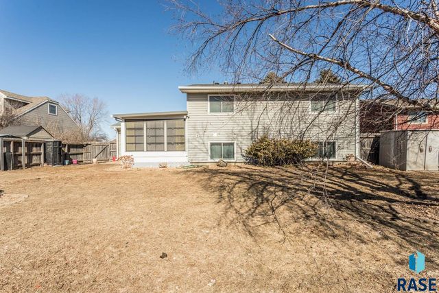 5615 W Dardanella Rd Road, Sioux Falls, SD 57106