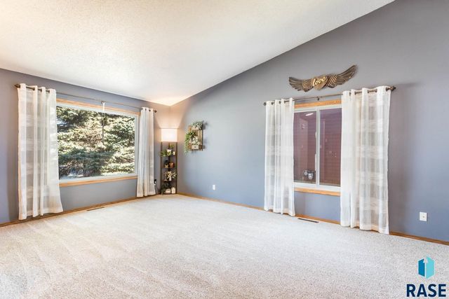 5615 W Dardanella Rd Road, Sioux Falls, SD 57106