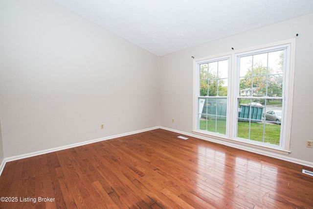 8006 Autumn Leaf Ct, Louisville, KY 40220