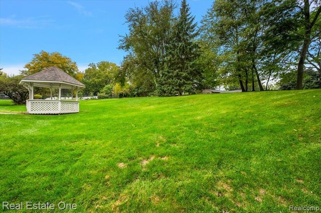 1854 Ludgate Lane, Rochester Hills, MI 48309