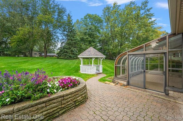1854 Ludgate Lane, Rochester Hills, MI 48309