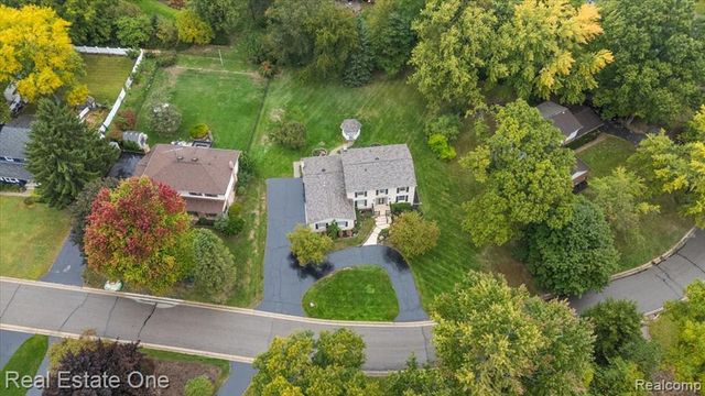 1854 Ludgate Lane, Rochester Hills, MI 48309
