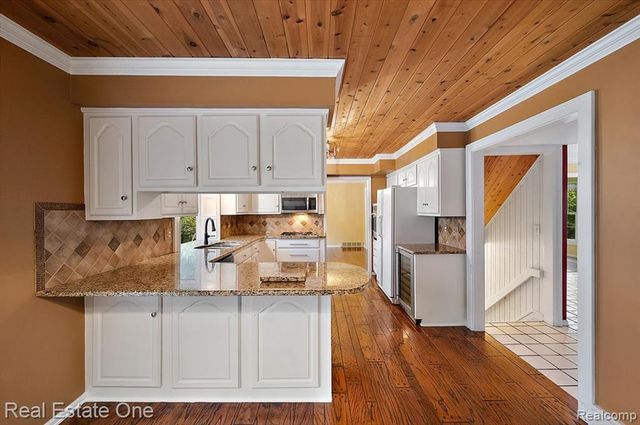 1854 Ludgate Lane, Rochester Hills, MI 48309