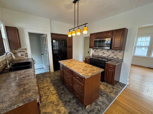 9 Shirley CT, Minot, ND 58703