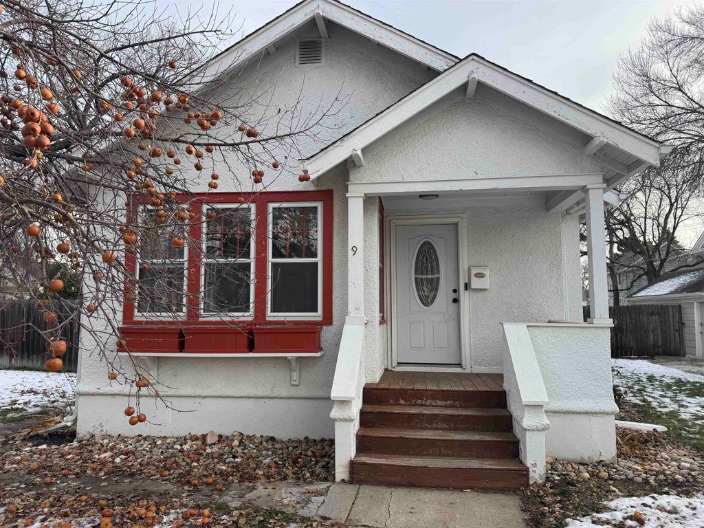 9 Shirley CT, Minot, ND 58703