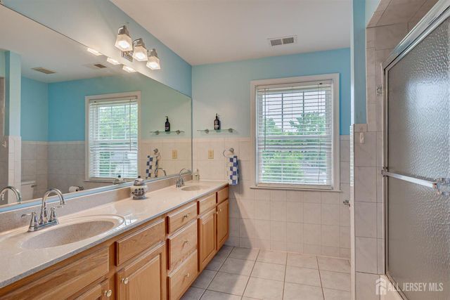 236 W Shirley Avenue W, Edison, NJ 08820