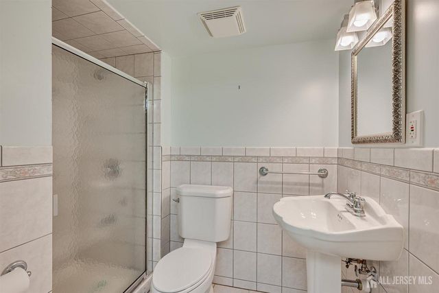 236 W Shirley Avenue W, Edison, NJ 08820