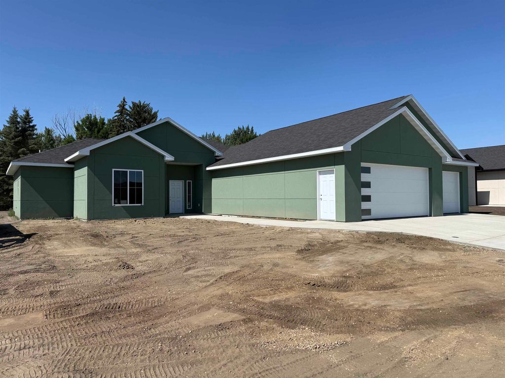 3804 45TH ST SE, Minot, ND 58701
