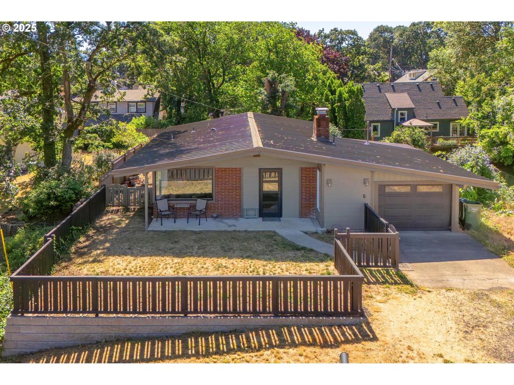 235 N 1ST St, St Helens, OR 97051