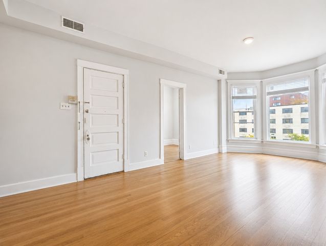3544 N Halsted Street, Chicago, IL 60657