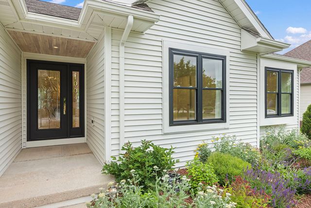 1004 Golden Avenue, Woodstock, IL 60098