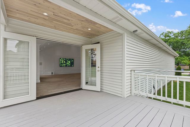 1004 Golden Avenue, Woodstock, IL 60098