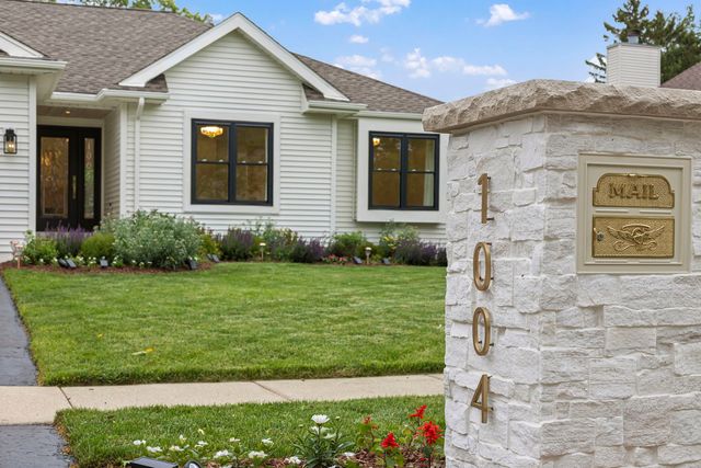 1004 Golden Avenue, Woodstock, IL 60098