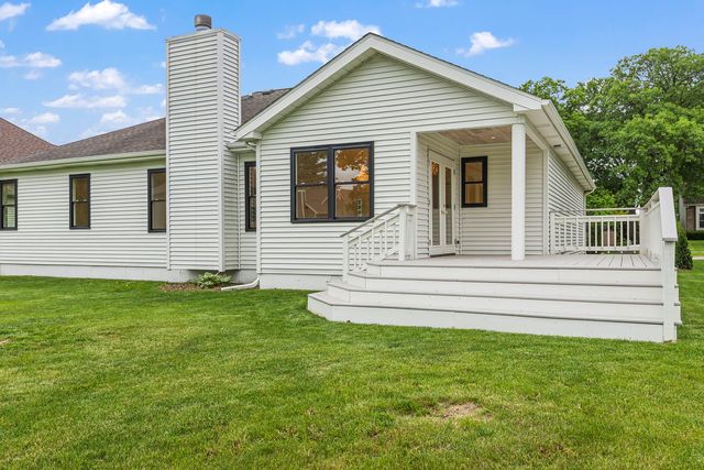 1004 Golden Avenue, Woodstock, IL 60098