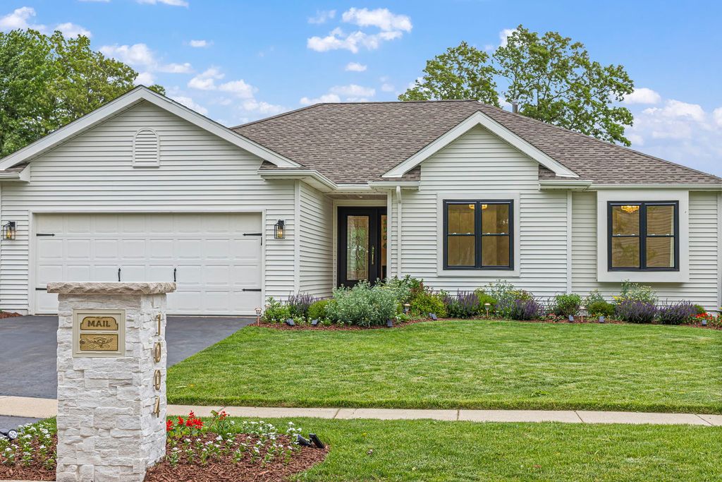 1004 Golden Avenue, Woodstock, IL 60098