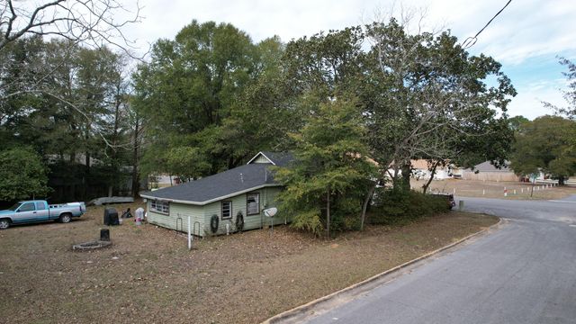 625 E Chestnut Avenue, Crestview, FL 32539