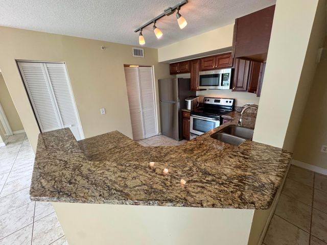 201 Villa Circle 201, Boynton Beach, FL 33435
