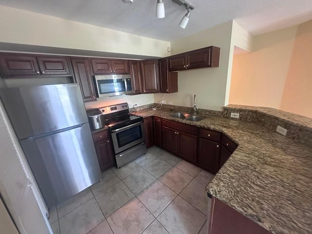 201 Villa Circle 201, Boynton Beach, FL 33435