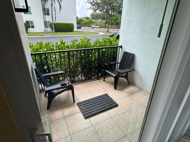 201 Villa Circle 201, Boynton Beach, FL 33435