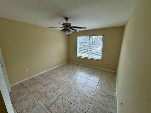 201 Villa Circle 201, Boynton Beach, FL 33435
