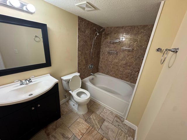 201 Villa Circle 201, Boynton Beach, FL 33435