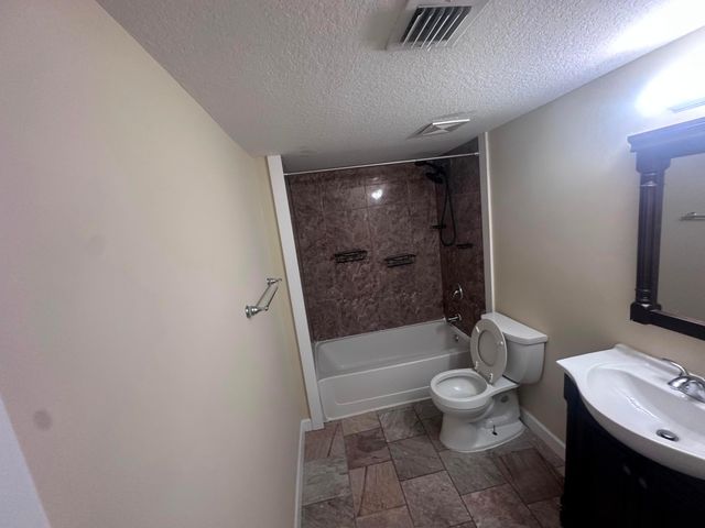 201 Villa Circle 201, Boynton Beach, FL 33435