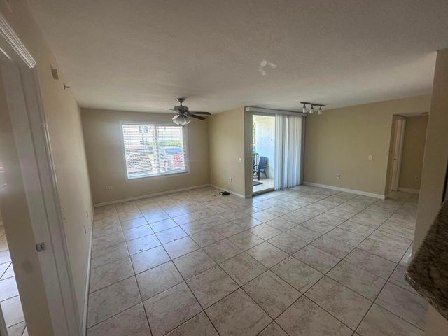 201 Villa Circle 201, Boynton Beach, FL 33435
