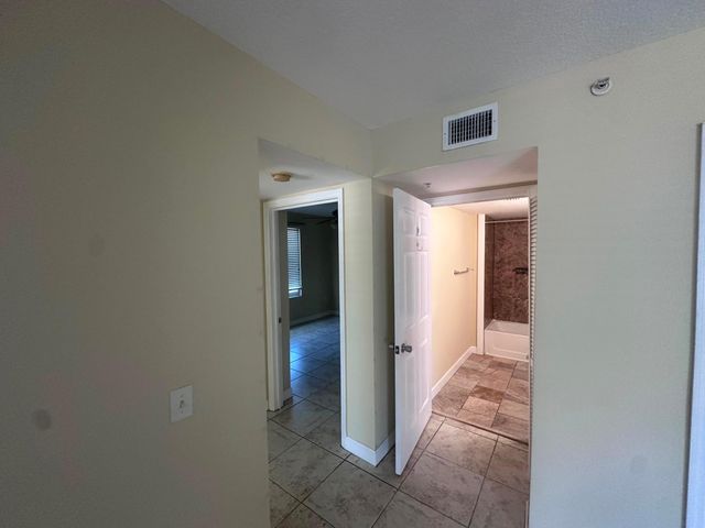 201 Villa Circle 201, Boynton Beach, FL 33435
