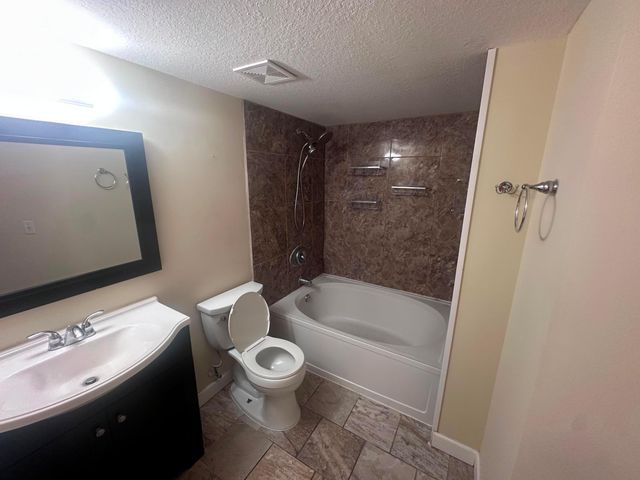 201 Villa Circle 201, Boynton Beach, FL 33435
