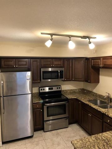 201 Villa Circle 201, Boynton Beach, FL 33435
