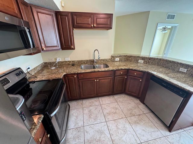 201 Villa Circle 201, Boynton Beach, FL 33435