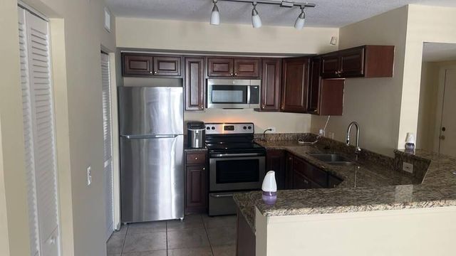 201 Villa Circle 201, Boynton Beach, FL 33435