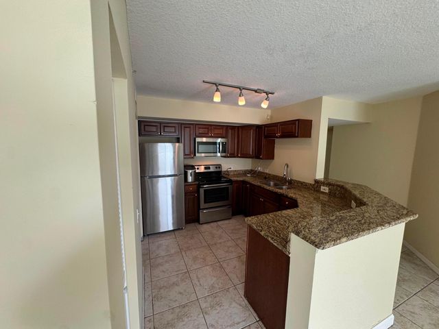 201 Villa Circle 201, Boynton Beach, FL 33435