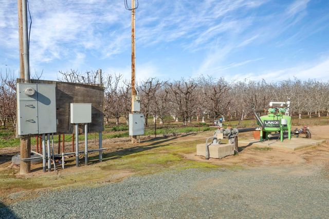 16025 E Harney Ln, Lodi, CA 95240