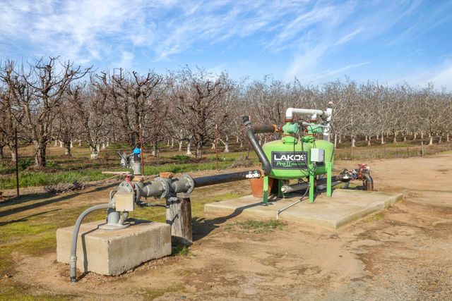 16025 E Harney Ln, Lodi, CA 95240