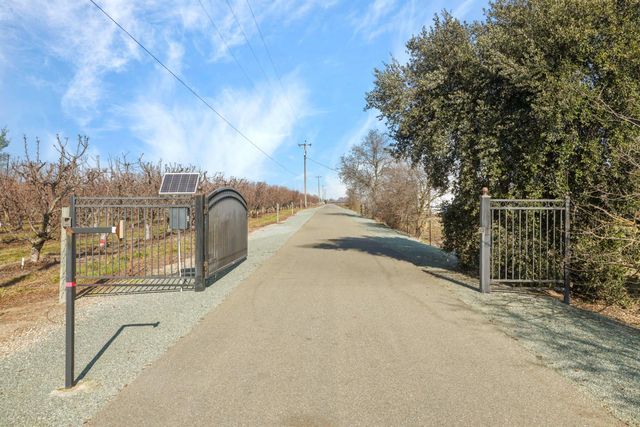 16025 E Harney Ln, Lodi, CA 95240