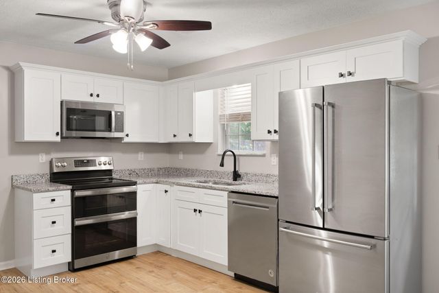 245 Big Oaks Dr, Louisville, KY 40229