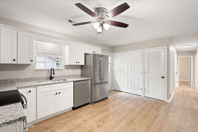 245 Big Oaks Dr, Louisville, KY 40229
