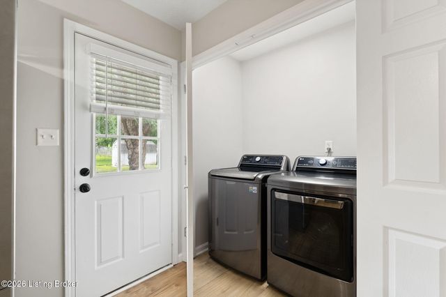 245 Big Oaks Dr, Louisville, KY 40229