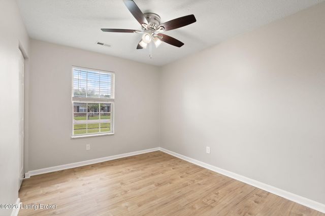 245 Big Oaks Dr, Louisville, KY 40229