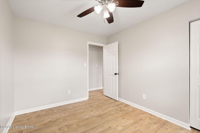 245 Big Oaks Dr, Louisville, KY 40229