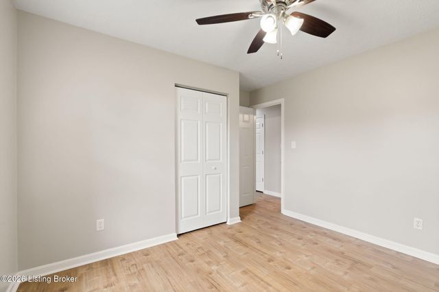 245 Big Oaks Dr, Louisville, KY 40229