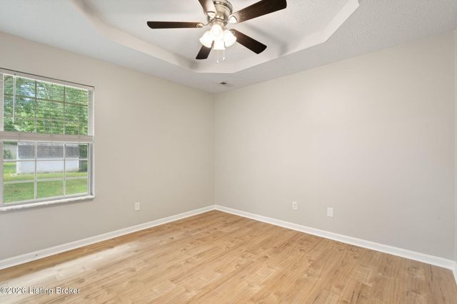 245 Big Oaks Dr, Louisville, KY 40229