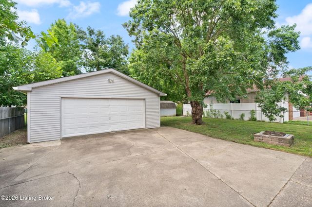 245 Big Oaks Dr, Louisville, KY 40229