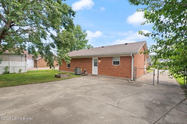 245 Big Oaks Dr, Louisville, KY 40229