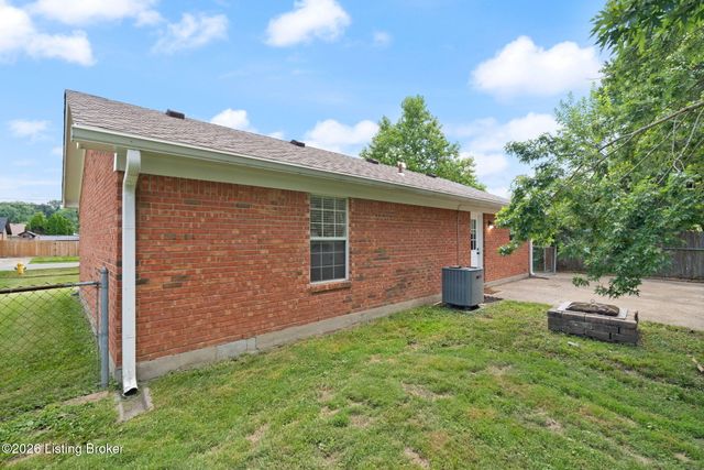 245 Big Oaks Dr, Louisville, KY 40229