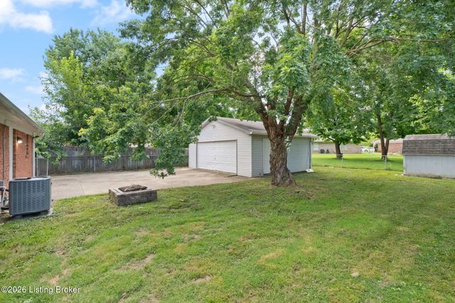 245 Big Oaks Dr, Louisville, KY 40229
