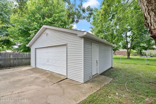 245 Big Oaks Dr, Louisville, KY 40229