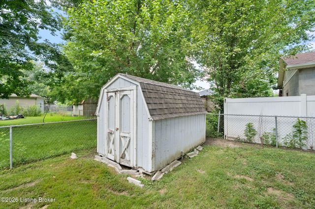 245 Big Oaks Dr, Louisville, KY 40229